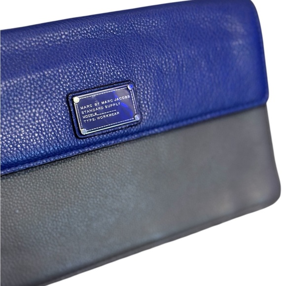 MARC BY MARC JACOBS BLUE AND GRAY CLUTCH WITH DUST BAG - Picture 3 of 15